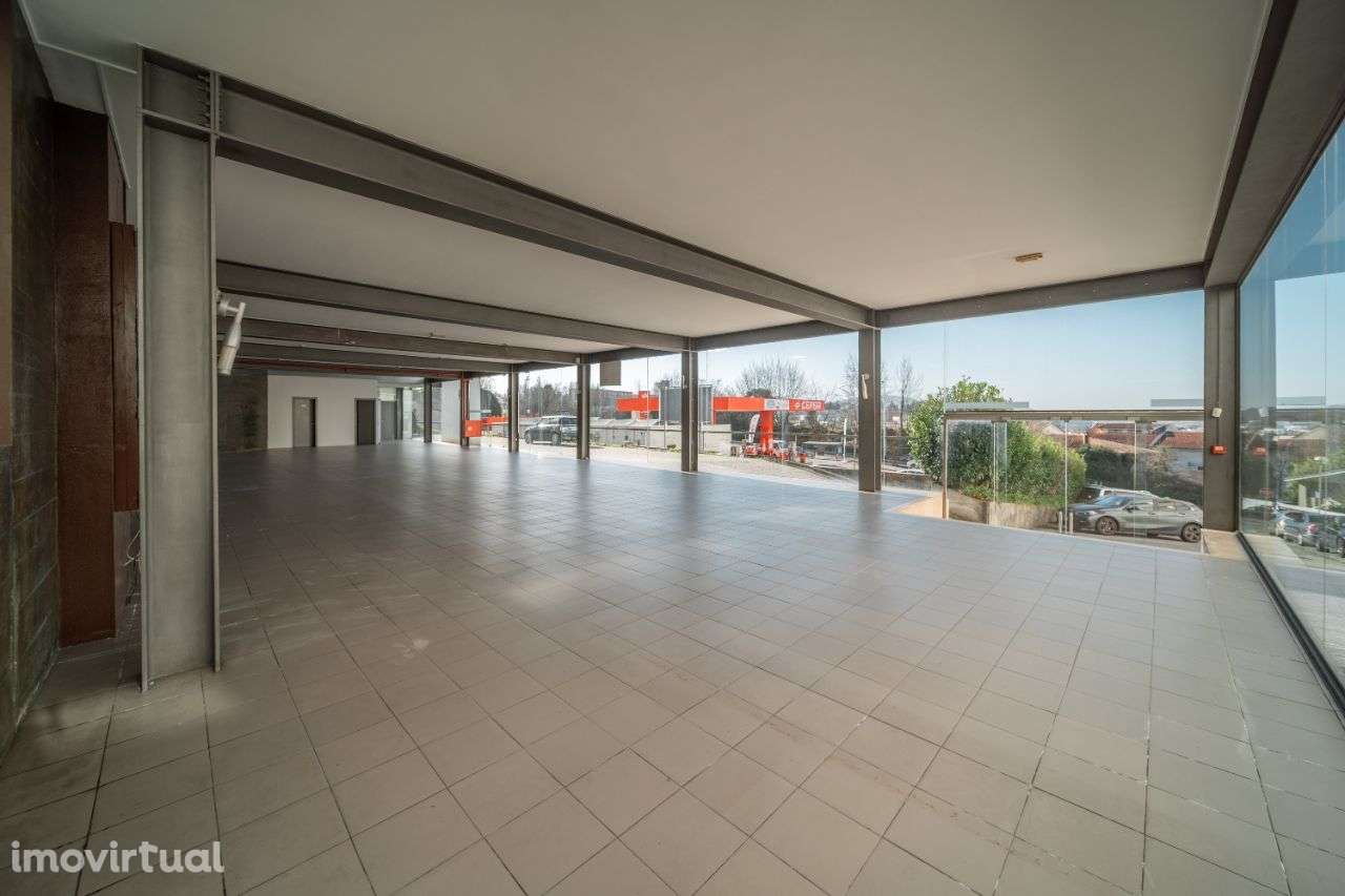 Ampla Loja a 2 minutos do centro da cidade de Guimarães - Grande imagem: 3/12