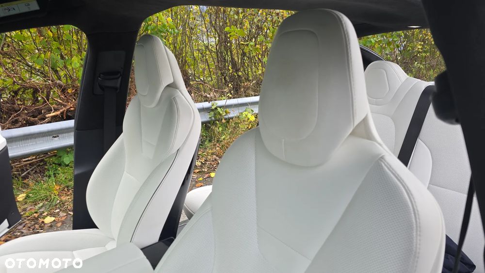 Tesla Model X - 12