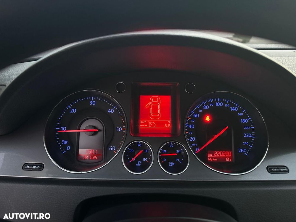 Volkswagen Passat Variant 1.9 TDI DPF BlueMotion - 8