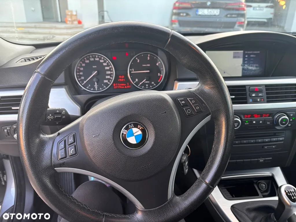 BMW Seria 3 320d DPF Touring Blue Performance Edition Fleet - 24