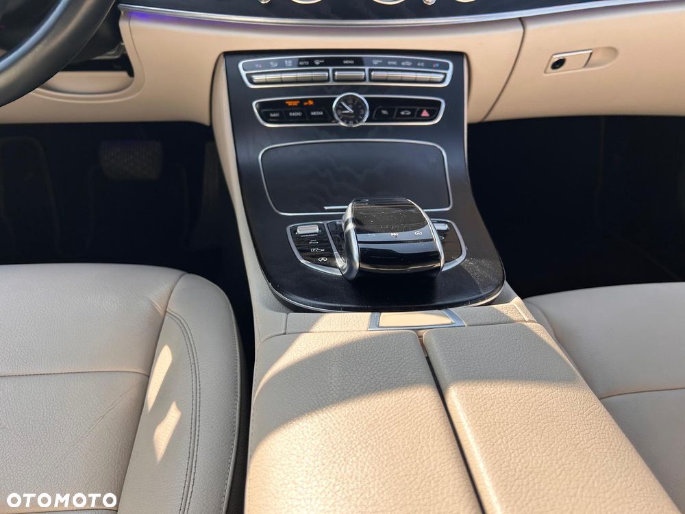 Mercedes-Benz Klasa E 220 d 4-Matic 9G-TRONIC - 26