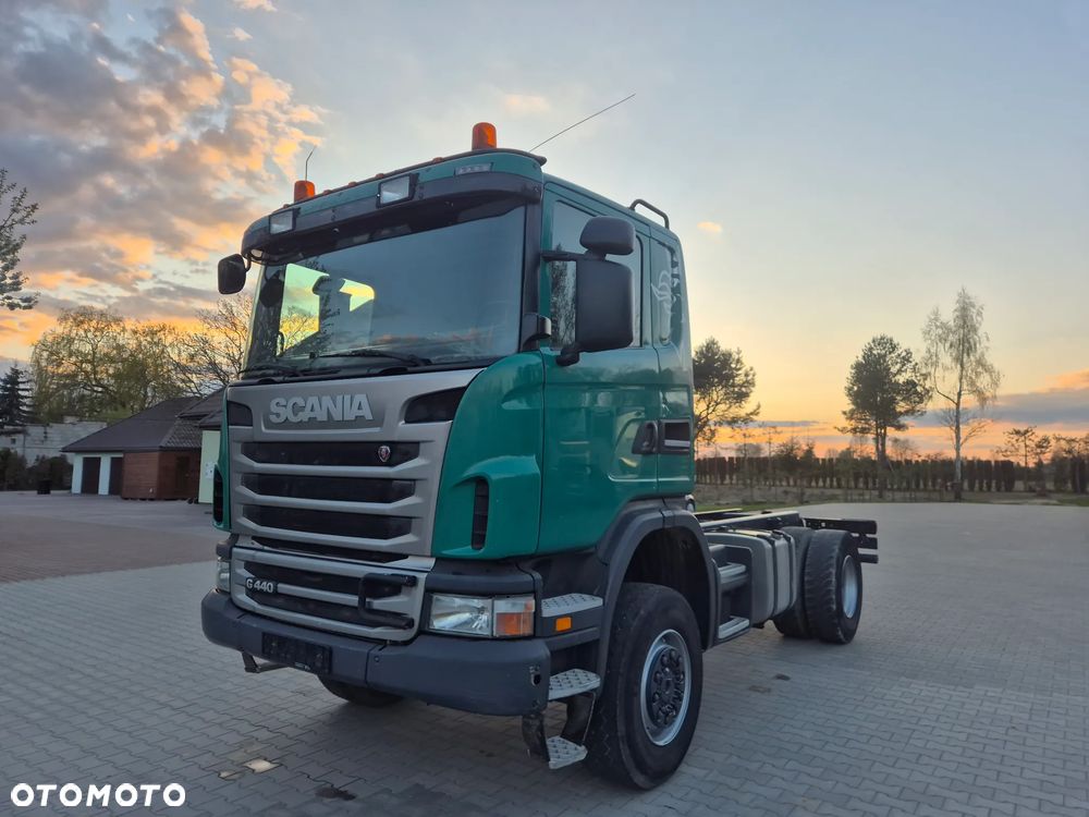Scania SCANIA G440 4X4 na mostach