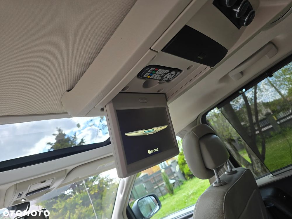 Chrysler Town & Country - 16