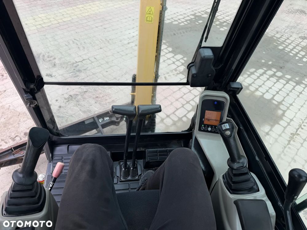 Yanmar SV18 Koparka Gąsienicowa 2 tony. Długie ramię PLUS. Szybkozłącze plus łyżka kopiąca. Rozsuwane Hydr. podwozie! Sprowadzona z Gospodarstwa Norweskiego! Maszyna jak Nowa z Salonu! 2017 rok. 1200 mtg! Gąsienice bez zużycia jak Nowe! szybka wolna jazda. Ani deka luzów i wycieków. OKAZJA Dodatkowe sekcje Hydrauliczne pod młot i wiertnice. Fabryczny lakier na podzespołach! Zebatki w pięknym stanie. Ogrzewana wentylowana Kabina. OKAZJA TANIO - 9