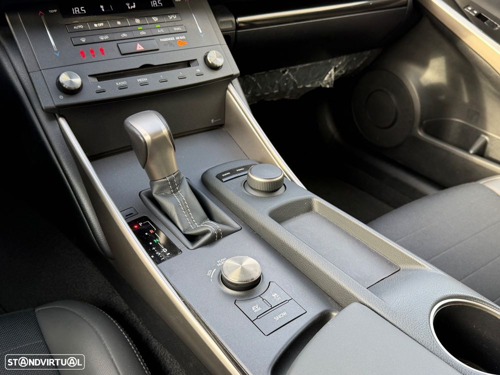 Lexus IS 300H Pack Executive+ - 41