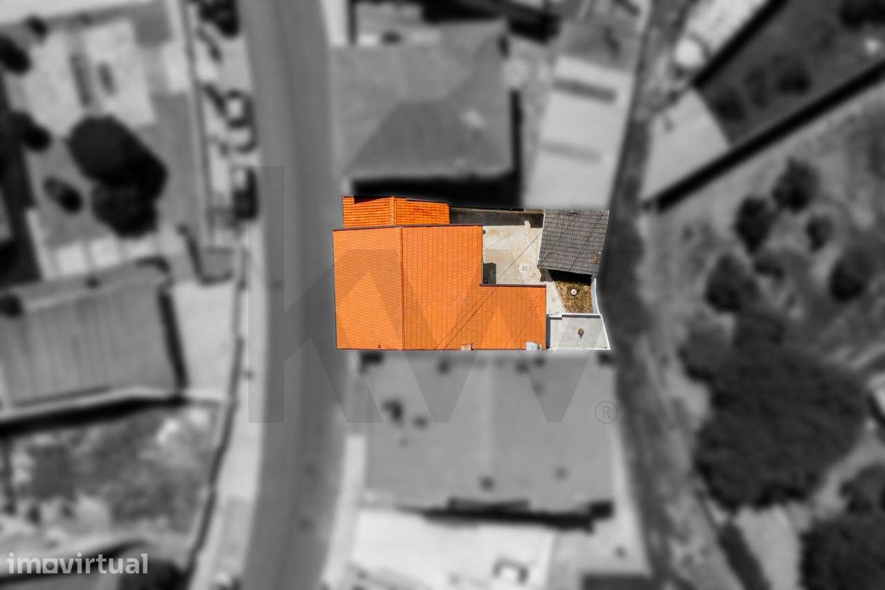 Moradia T2+1 Remodelada com Terraço, Jardim e Garagem para 3 Viaturas - Grande imagem: 3/32