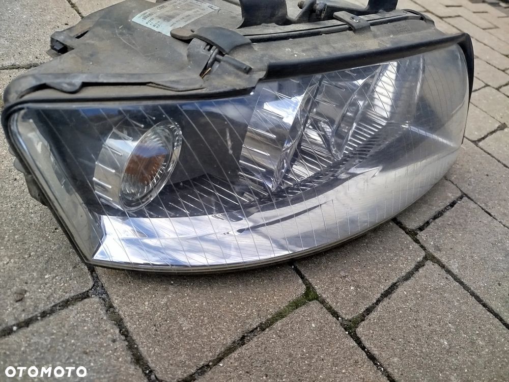 Audi A4 B6 lampa przednia  prawa - 2