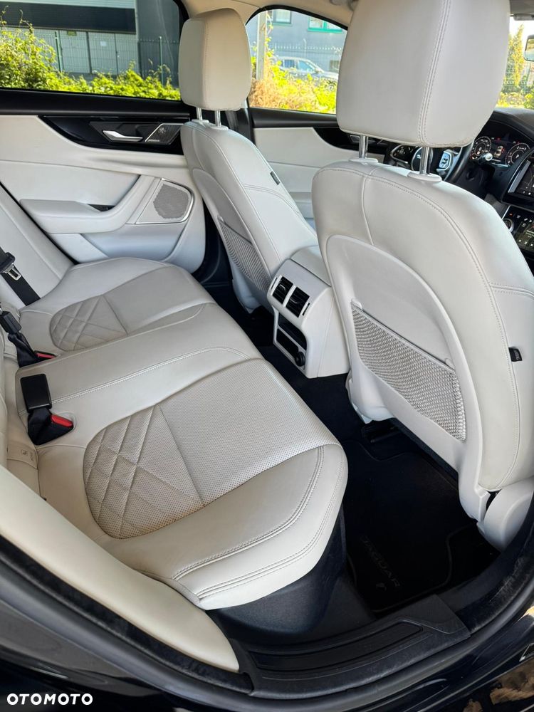 Jaguar XE 2.0 D180 HSE - 22