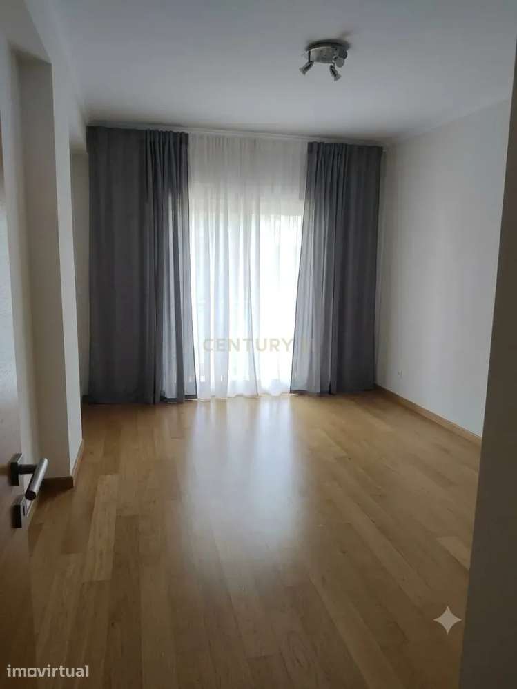 T2 REMODELADO COM 3 VARANDAS | QUINTA DO CONDE - Grande imagem: 2/11