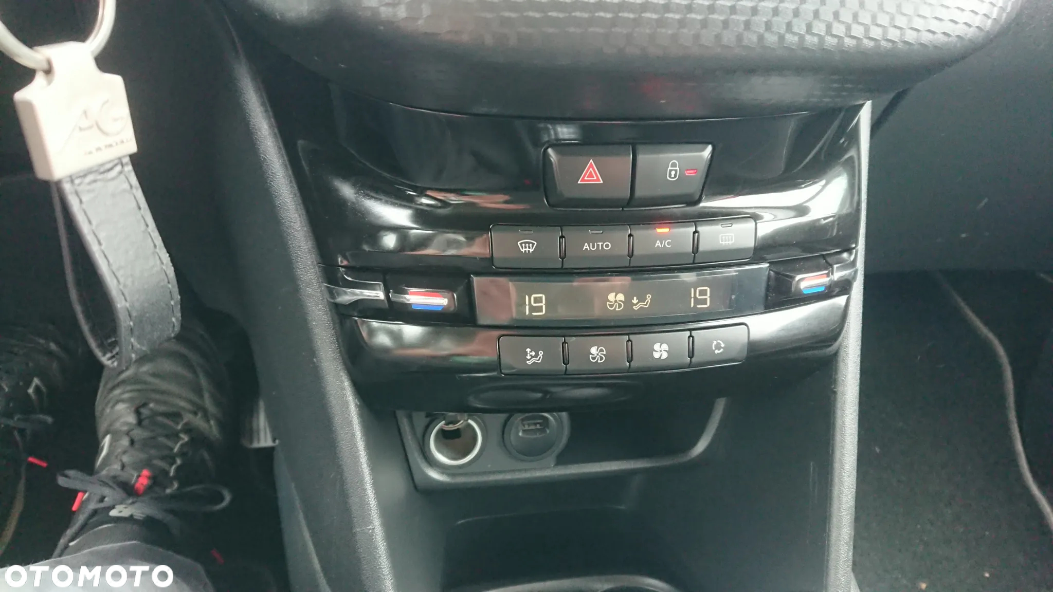 Peugeot 208 - 31
