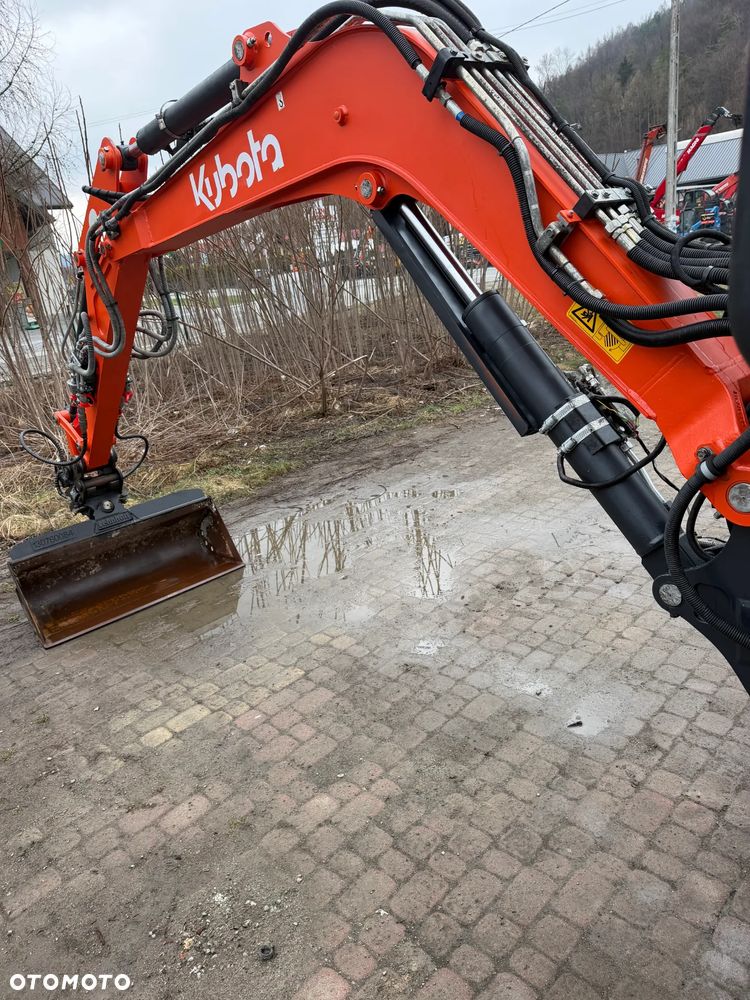 Kubota U35. koparka 3,7 tony. 2016 rok. 2000 mtg! Łyżka skarpowa Hydraulicznie uchylna. 3sekcje Hydrauliczne. zamki na tłokach. Jak nówka sztuka. Zadbana zero zużycia. Z gospodarstwa Norweskiego. Zmiana łyżek Hydrauliczna. LENHOFF. Zero luzów wycieków. Szybka wolna jazda. Gąski perfekt stan. OKAZJA TANIO - 36