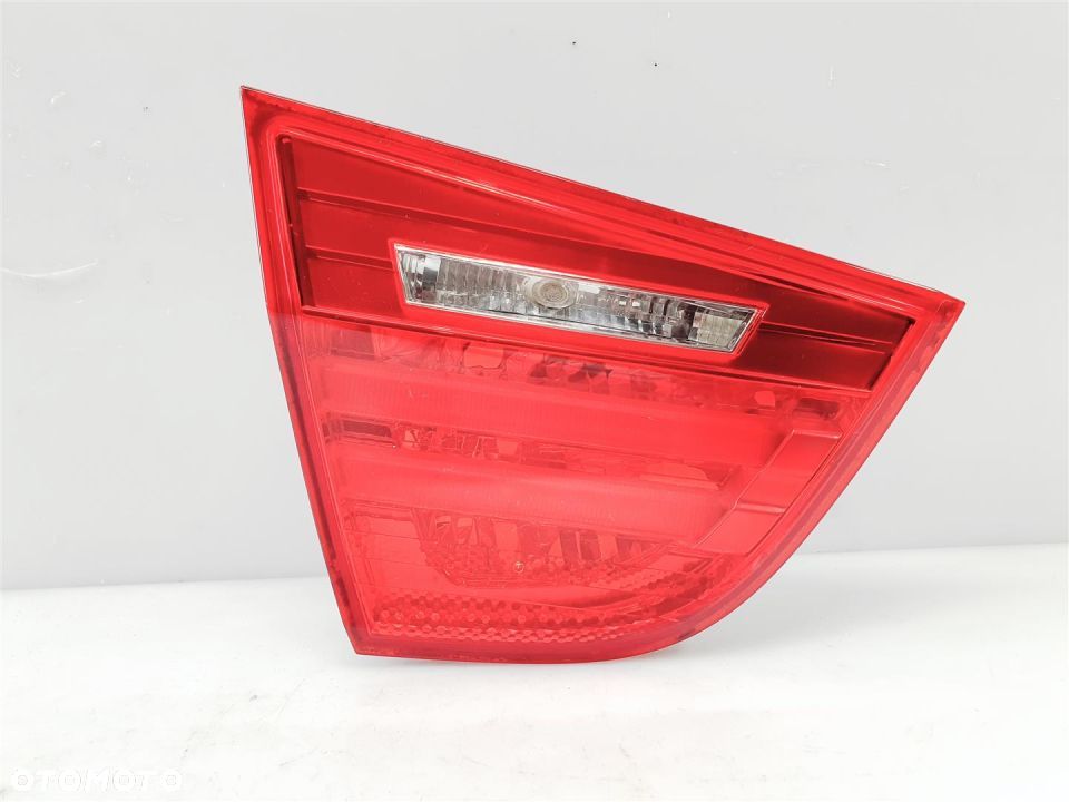BMW 3 E90 LIFT LCI 08r LEWA LAMPA TYŁ W KLAPĘ LED - 1