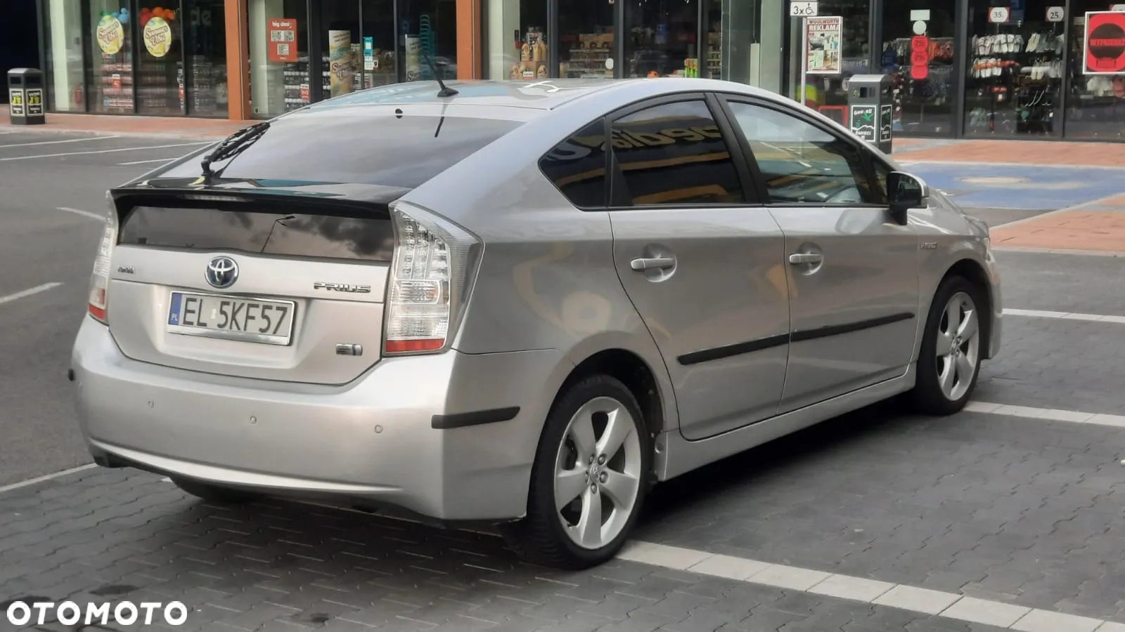 Toyota Prius (Hybrid) - 4