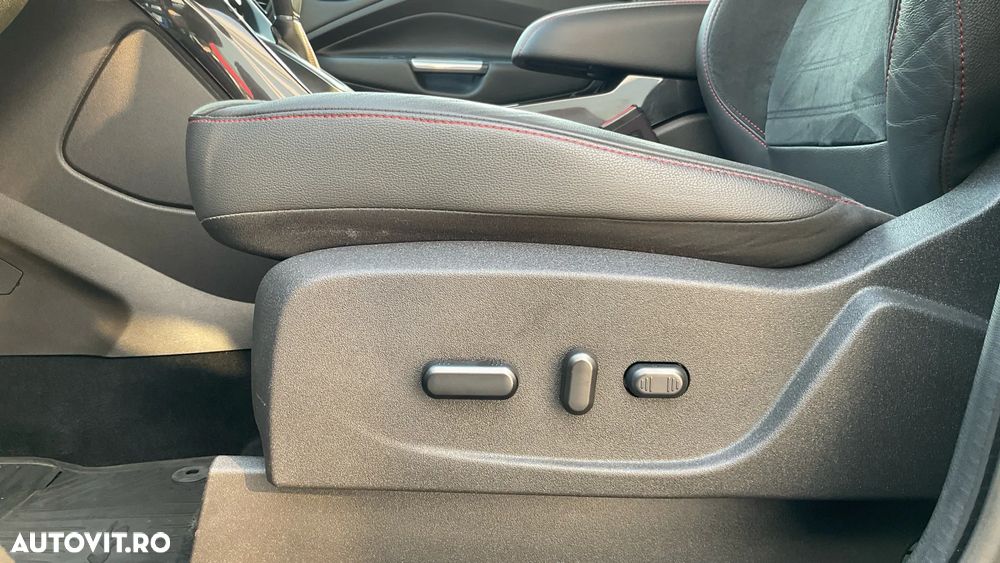 Ford Kuga 2.0 TDCi 4WD Powershift ST-Line - 36