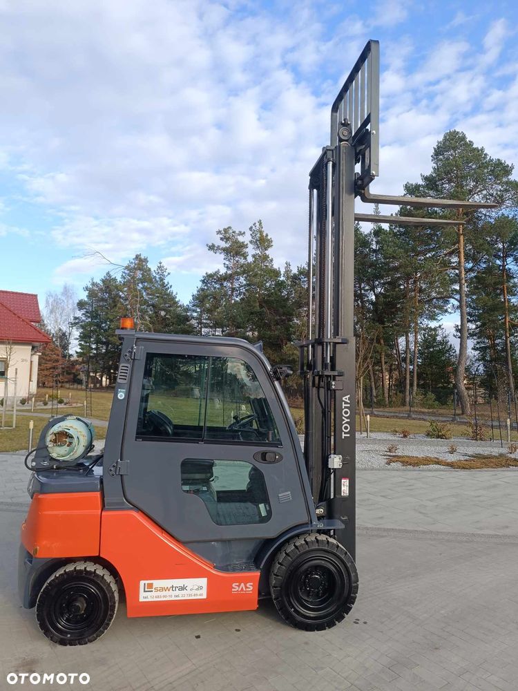 Toyota 8FG25 Kabina 2023 rok benzyna/gaz opony superelastyczne jak NOWY - 2