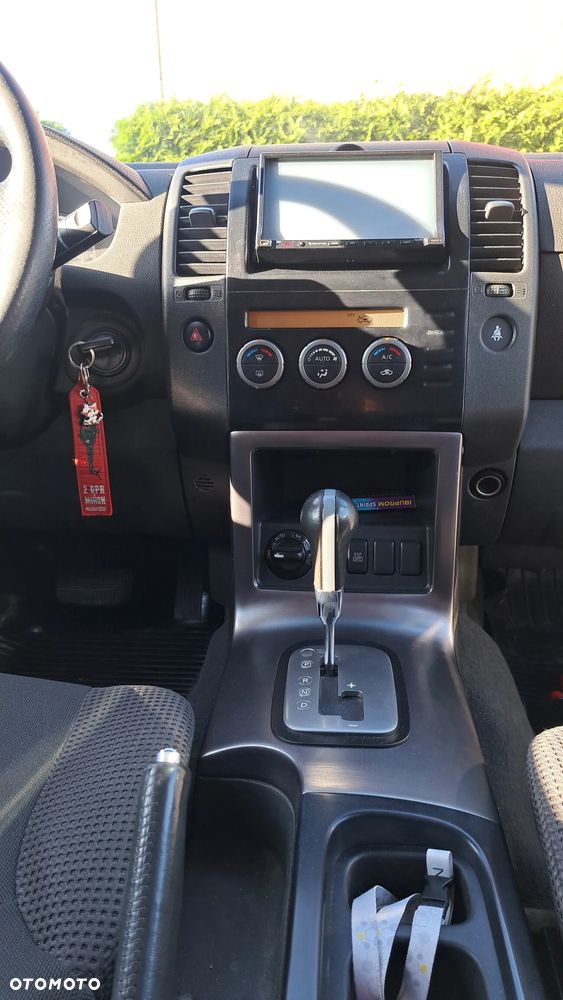 Nissan Pathfinder 2.5 dCi SE - 24