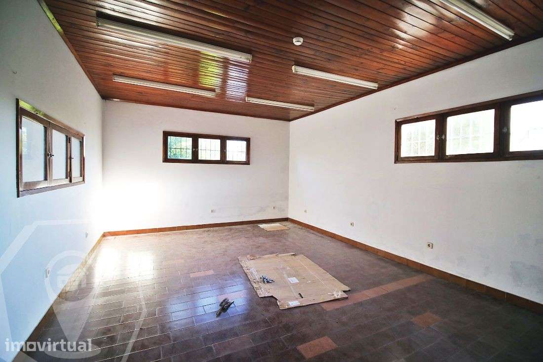 Armazém entre Águeda e Albergaria-a-Velha - Parqueamento! - Grande imagem: 4/7