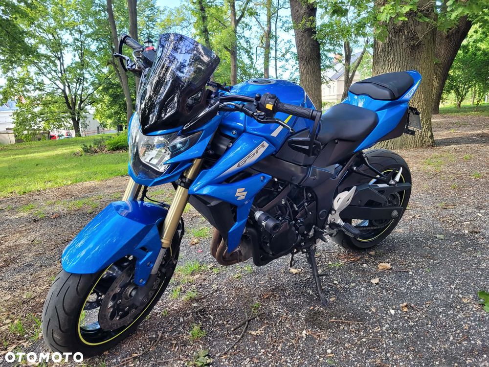 Suzuki GSR - 3