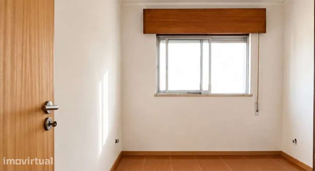 T3 Remodelado com Box / Vilar Andorinho - Grande imagem: 2/8