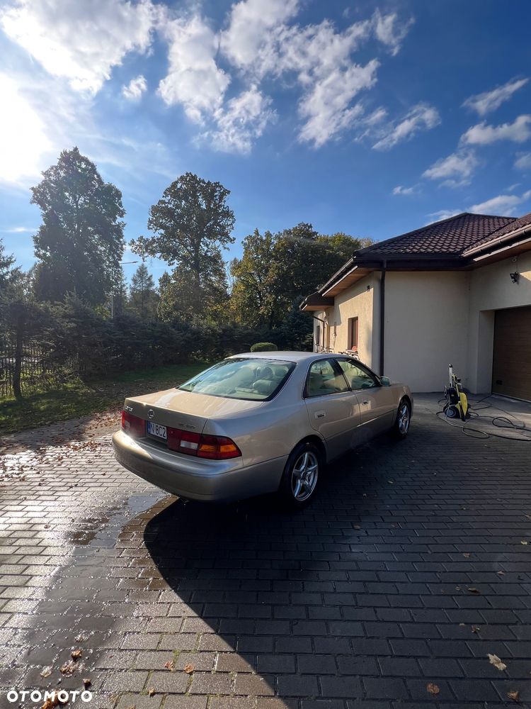 Lexus ES - 4