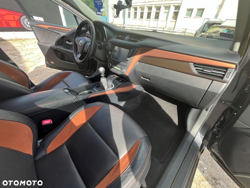 Toyota Avensis 1.8 Premium - 11