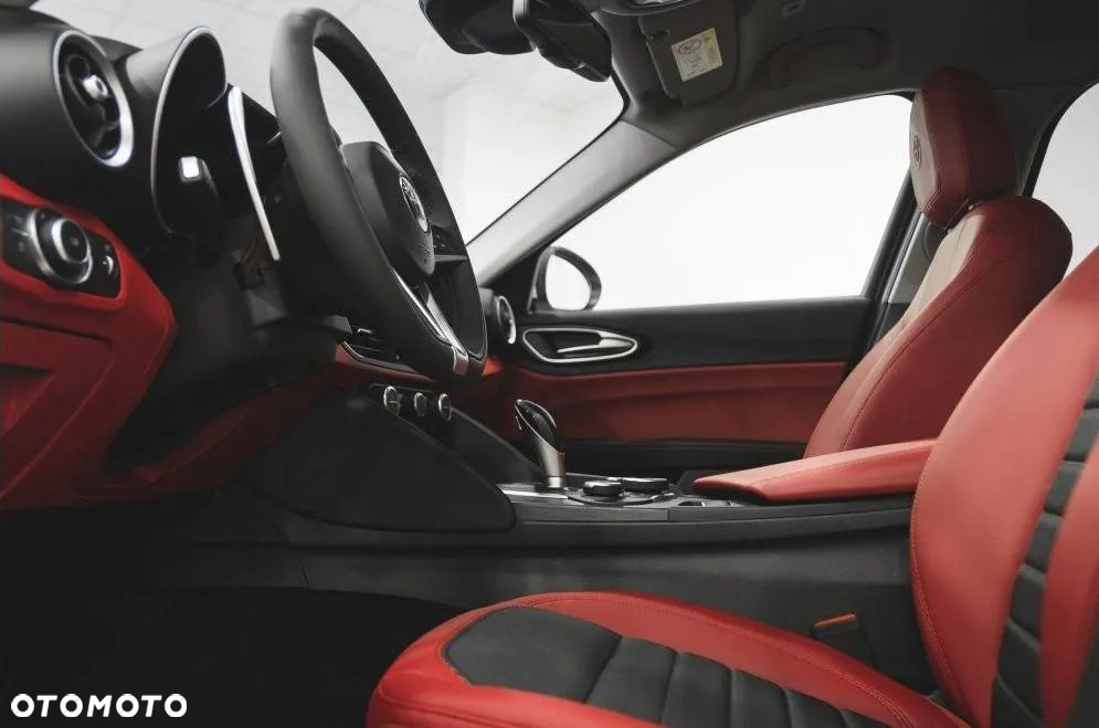 Alfa Romeo Giulia 2.0 Turbo - 11