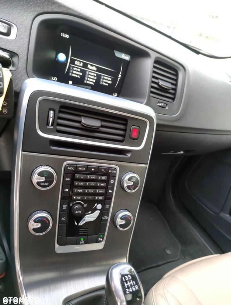Volvo V60 D4 Momentum - 17