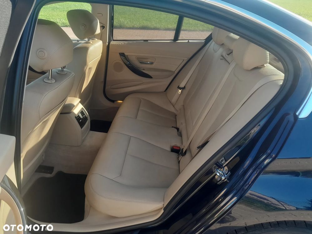 BMW Seria 3 320d Luxury Line - 13