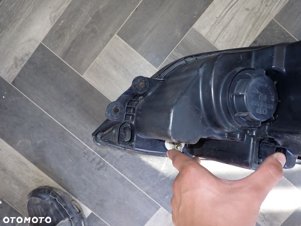 KIA SORENTO LAMPA PRAWY PRZÓD EUROPA - 2