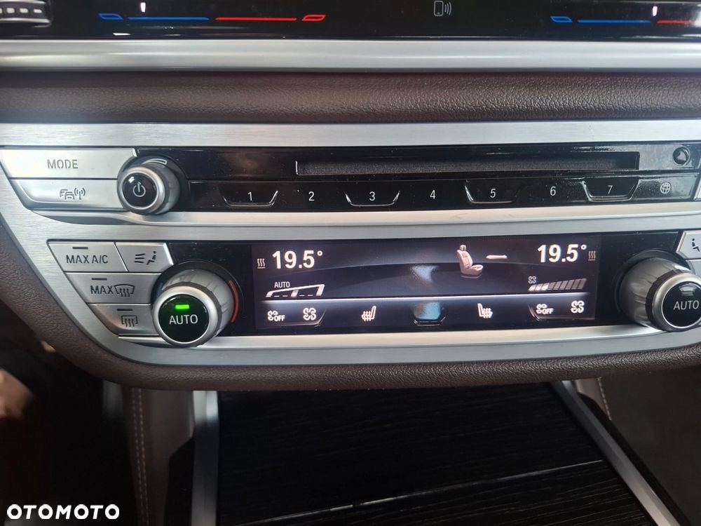 BMW Seria 7 740e iPerformance - 36