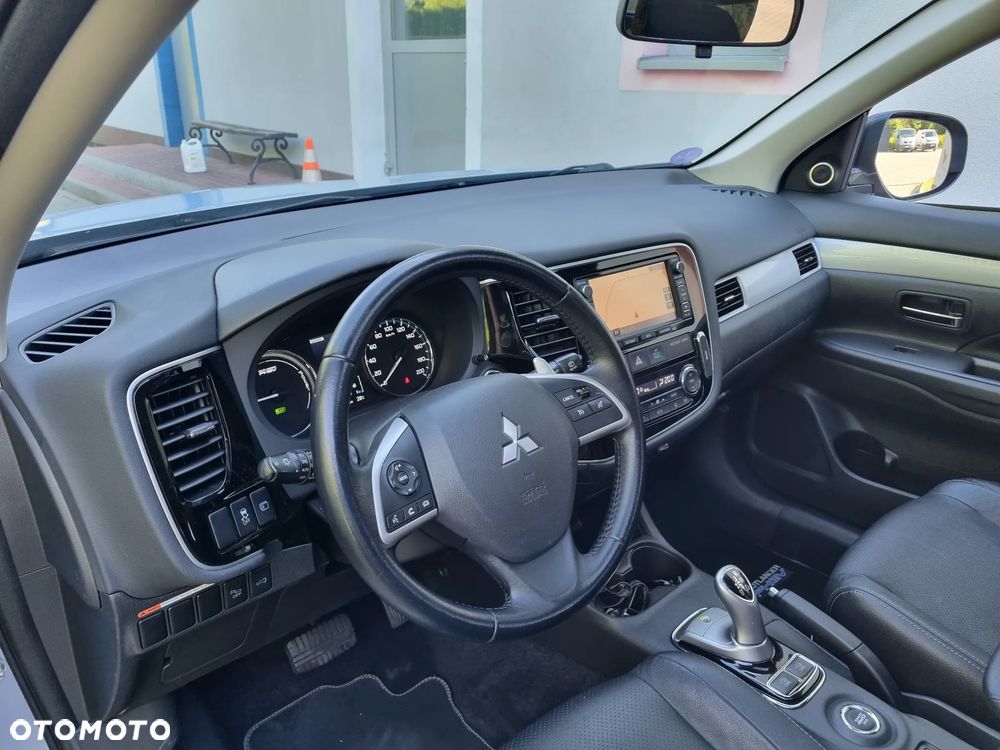 Mitsubishi Outlander Instyle NAVI + - 11