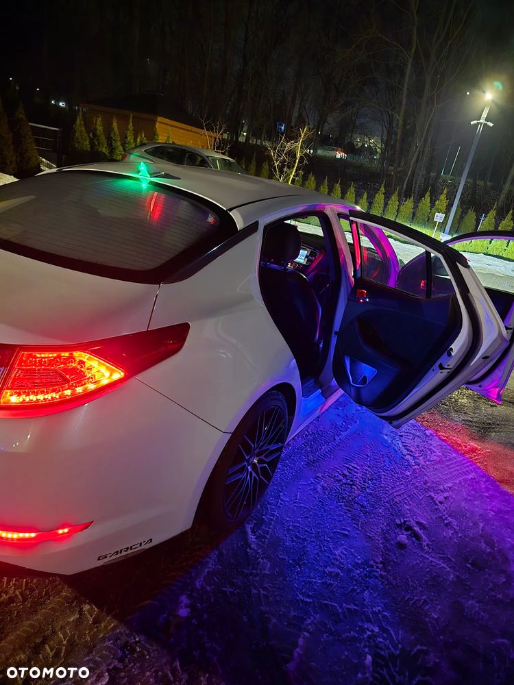 Kia Optima 2.0 L - 13