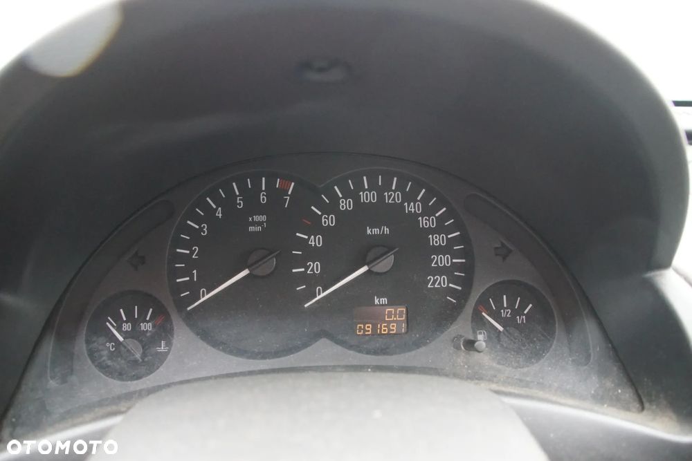 Auto na części - Opel Corsa C Lift 1.2 80 KM Z12XEP F13 4OU 2004R Silnik Skrzynia Drzwi Maska Błotnik Klapa Zderzak Lusterko Lampa Klamka Szyba Deska Kokpit Sterownik Moduł Czujnik Licznik Panel Wyświetlacz Kierownica - 12