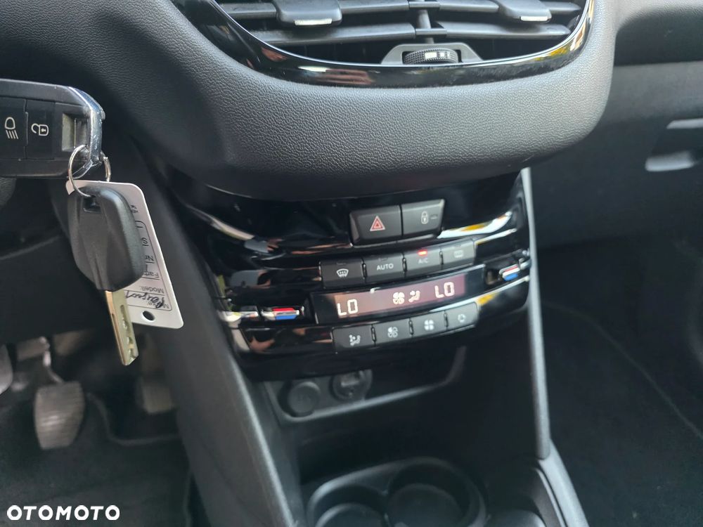 Peugeot 208 1.6 VTi Allure - 23