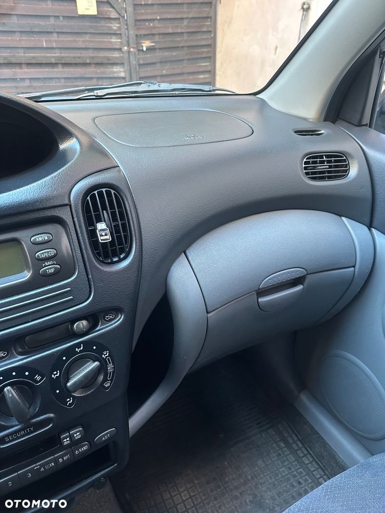 Toyota Yaris Verso - 24