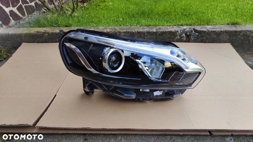 Toyota Proace Verso 16- Lampa Przód Prawa Xenon
