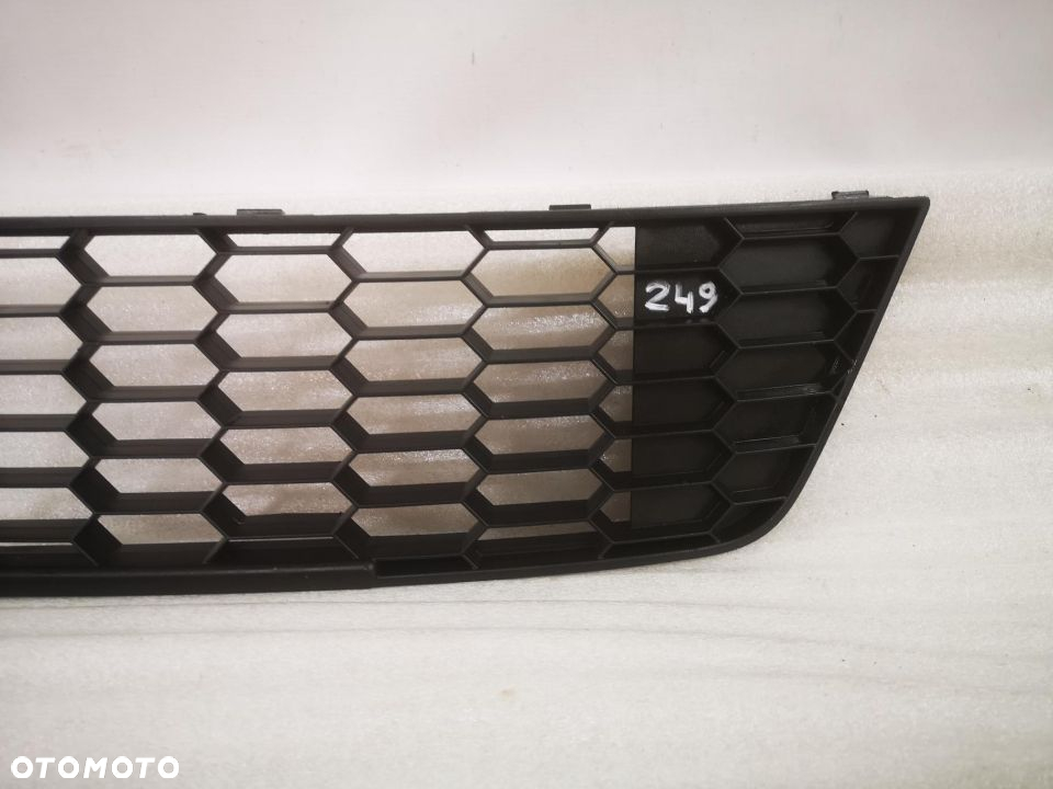 SKODA OCTAVIA III VRS RS 12- KRATKA ŚRODKOWA ZDERZAKA PRZEDNIEGO PRZÓD NR 5E0853677H NR AUKCJI NK249 - 6