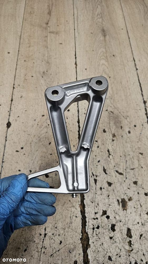 Set podnóżek pasażera Lewy Suzuki Bandit 1200 (96-00)  43700-27E50-000 - 8