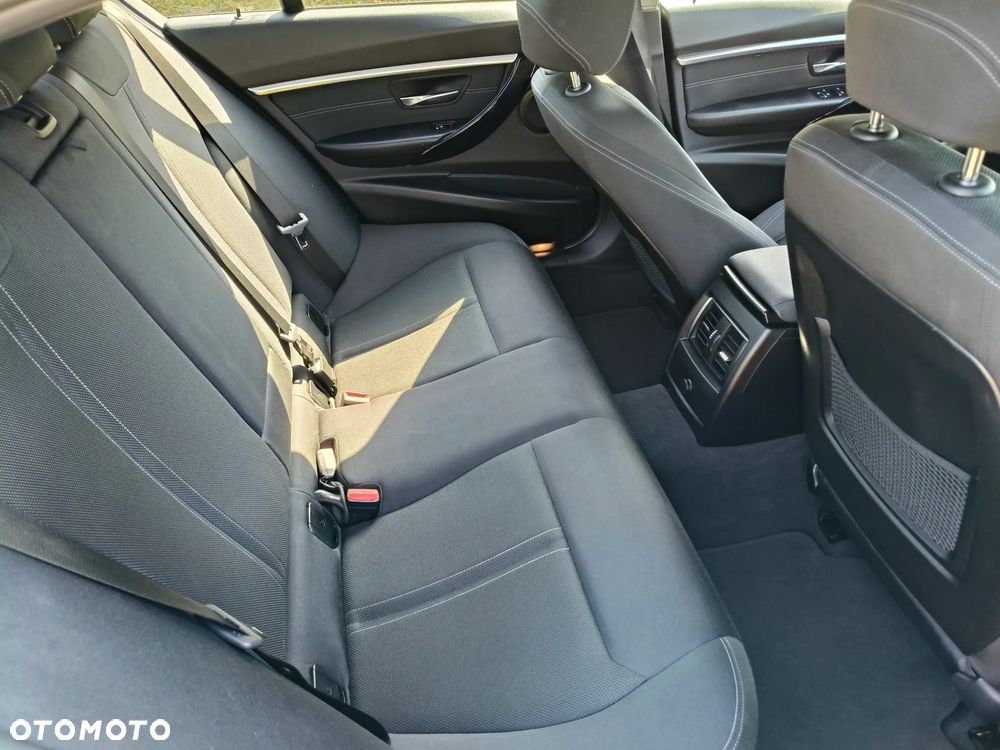 BMW Seria 3 318d - 15