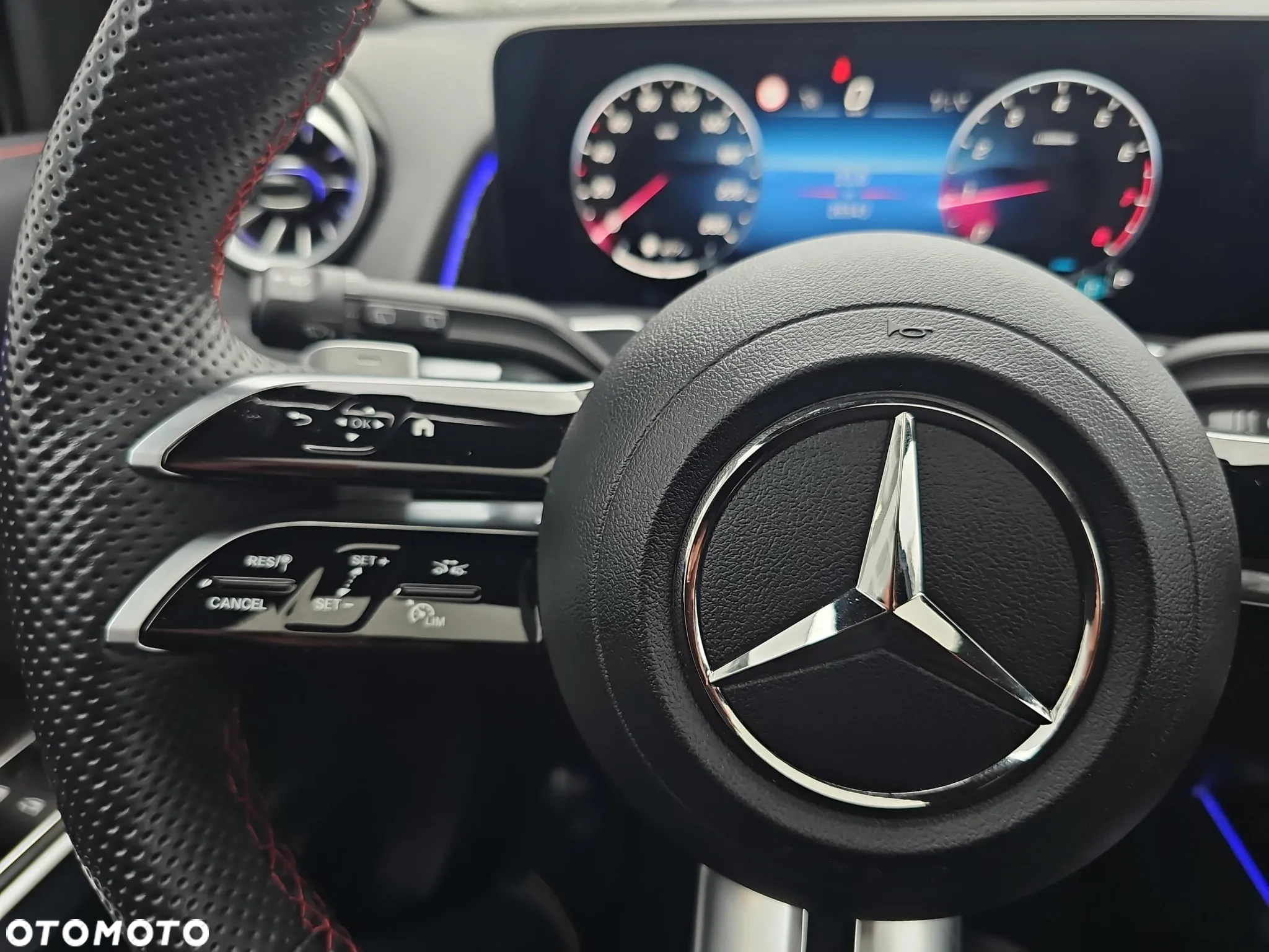 Mercedes-Benz GLB 200 7G-DCT AMG Line - 20