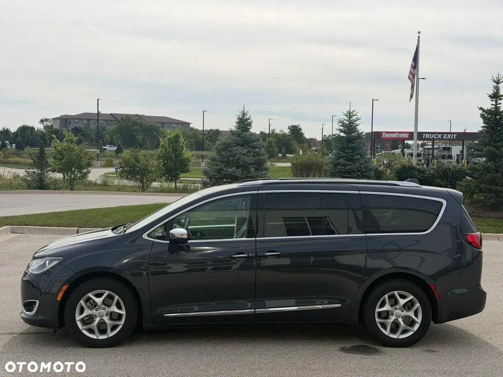 Chrysler Pacifica - 5