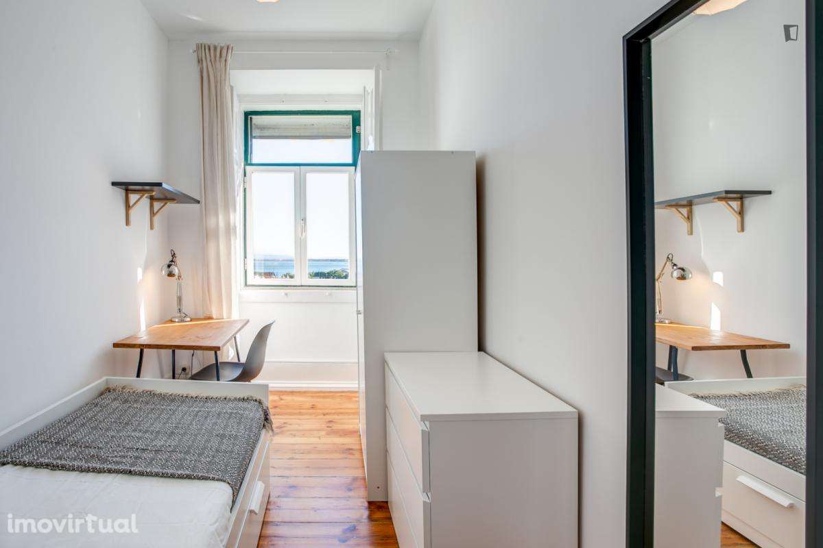 Quarto - localizado em Santos Lisbon - Grande imagem: 5/15