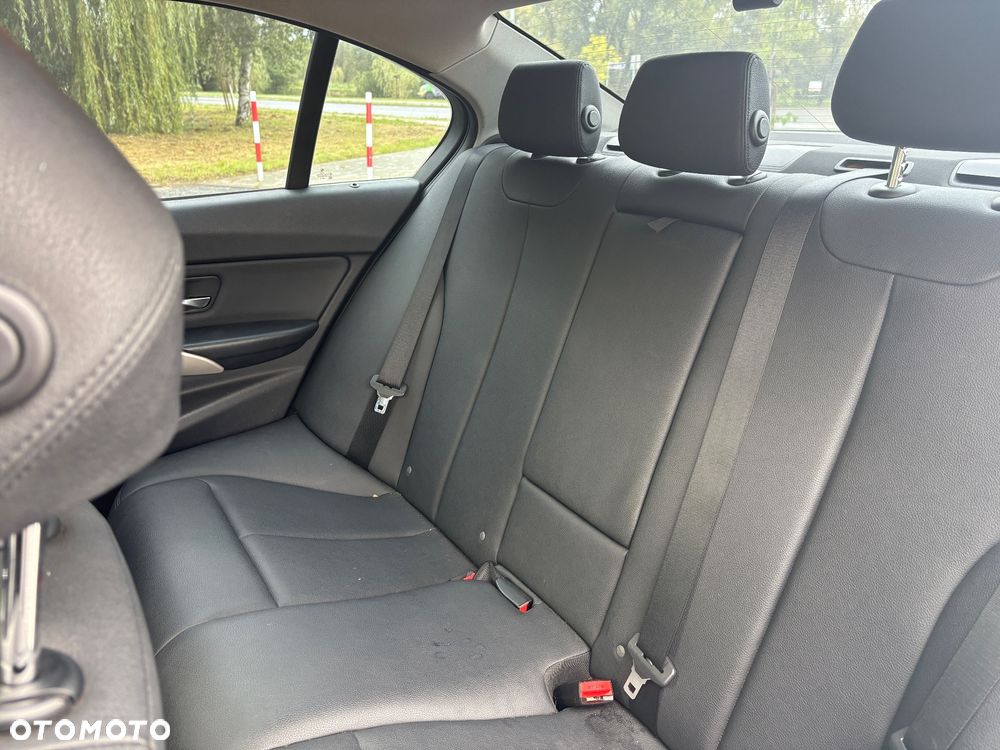 BMW Seria 3 320d Efficient Dynamics Sport Line shadow - 13