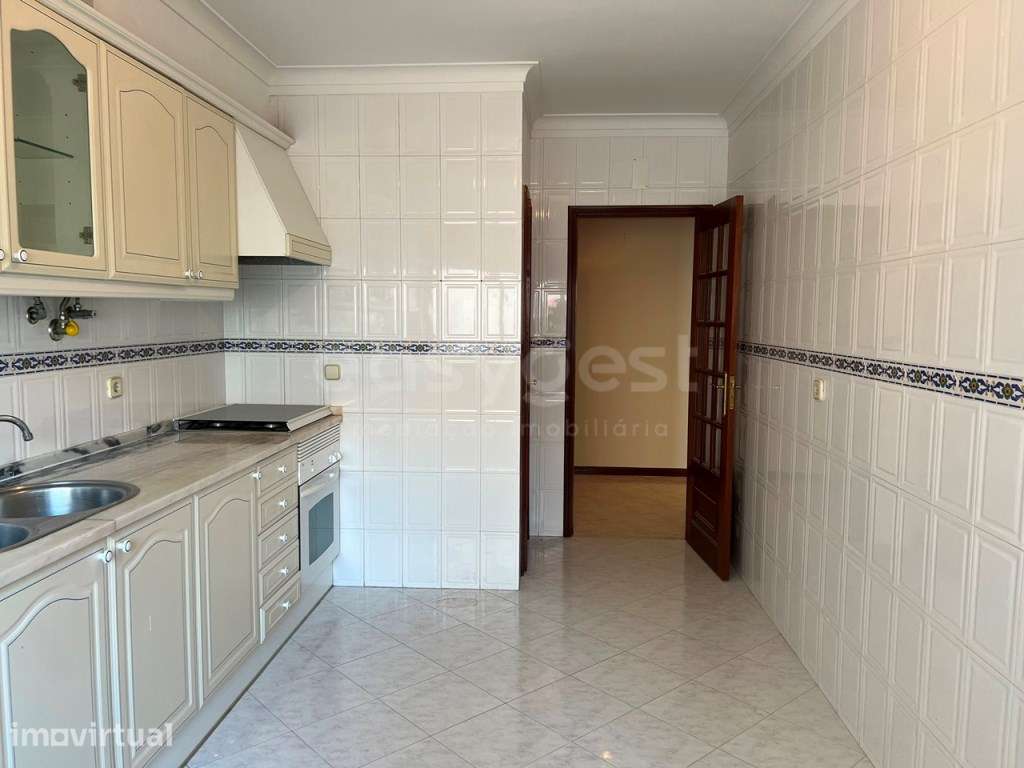 Apartamento T2 na Cavaleira com Varanda e Lugar de Estacionamento - Grande imagem: 5/22