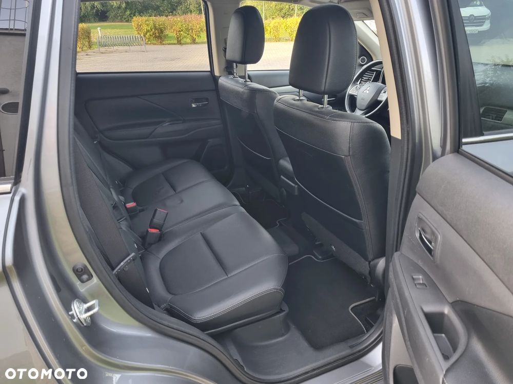 Mitsubishi Outlander Instyle NAVI + - 17