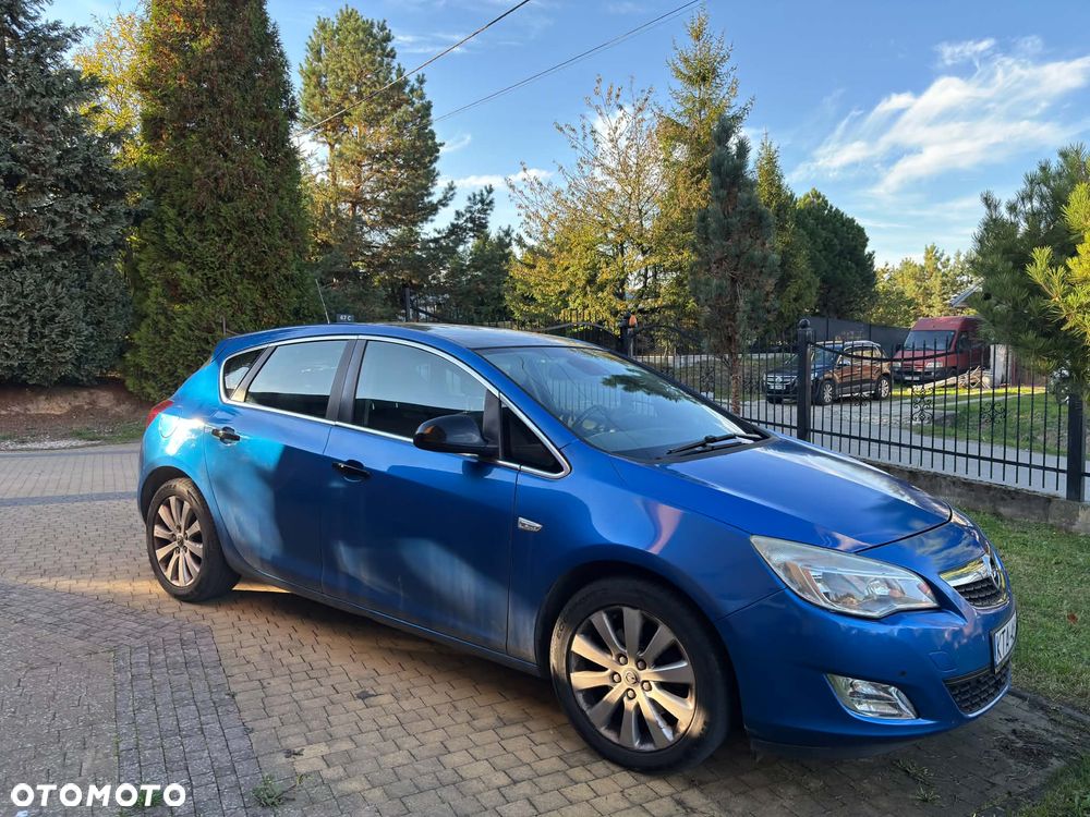 Opel Astra 2010 photo 2
