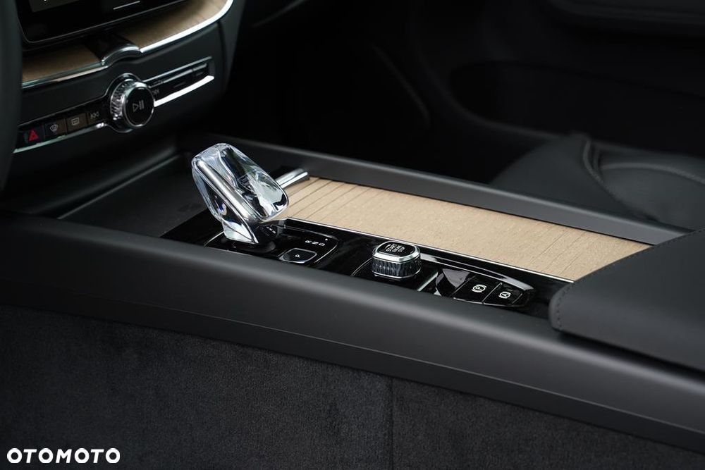 Volvo XC 60 T6 Plug-In Hybrid AWD Ultra Dark - 21