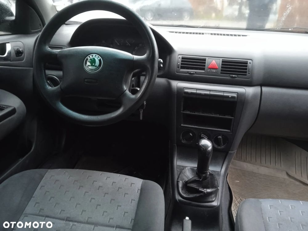 SKODA OCTAVIA I KONSOLA DESKA ROZDZIELCZA Z PODUSZKAMI KIEROWCY I PASAŻERA I PASAMI - 2