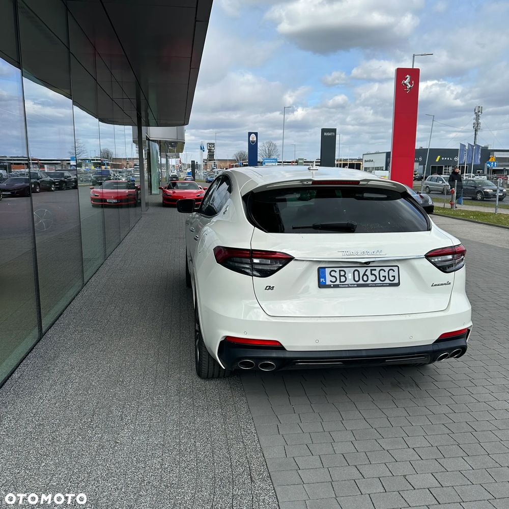 Maserati Levante Q4 Executive - 7