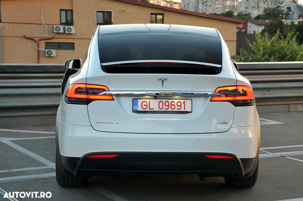 Tesla Model X - 10